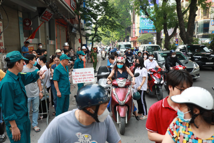 Nhung cai om that chat truoc mon thi dau tien ky tuyen sinh vao lop 10-Hinh-2