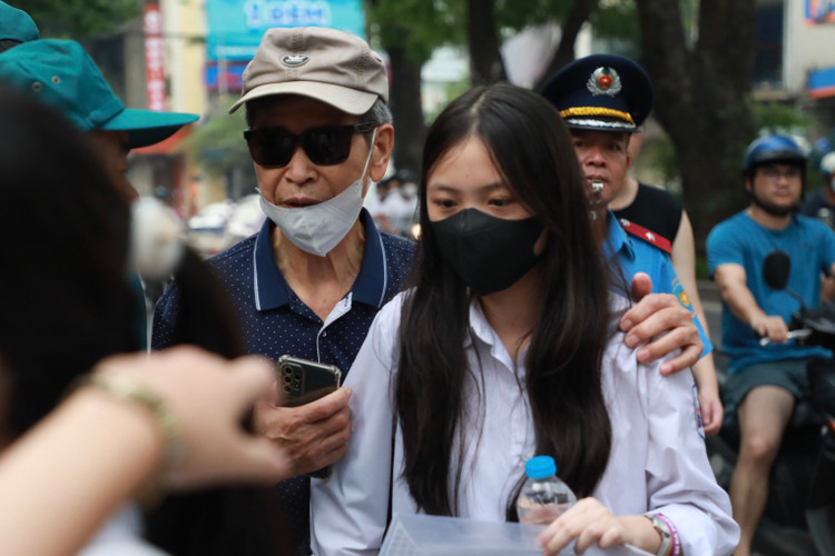 Nhung cai om that chat truoc mon thi dau tien ky tuyen sinh vao lop 10-Hinh-3