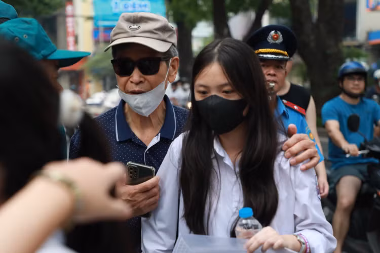 Nhung cai om that chat truoc mon thi dau tien ky tuyen sinh vao lop 10-Hinh-3