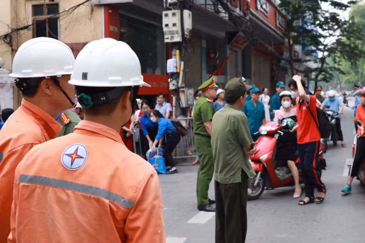 Nhung cai om that chat truoc mon thi dau tien ky tuyen sinh vao lop 10-Hinh-11