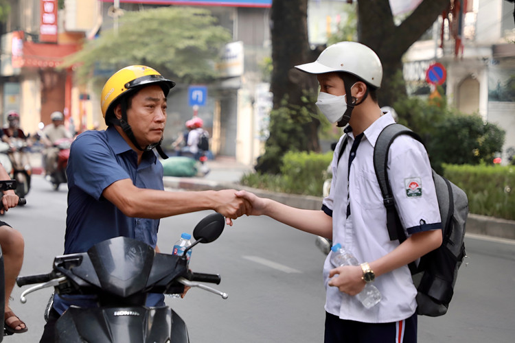 Nhung cai om that chat truoc mon thi dau tien ky tuyen sinh vao lop 10-Hinh-10