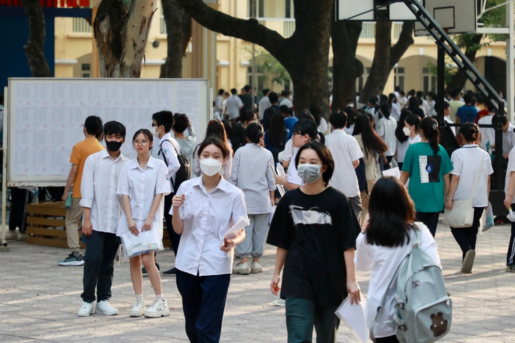 Nhung cai om that chat truoc mon thi dau tien ky tuyen sinh vao lop 10-Hinh-7