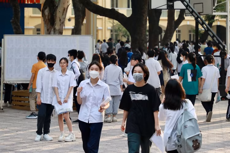 Nhung cai om that chat truoc mon thi dau tien ky tuyen sinh vao lop 10-Hinh-7