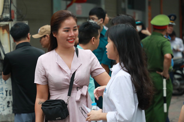 Nhung cai om that chat truoc mon thi dau tien ky tuyen sinh vao lop 10-Hinh-9