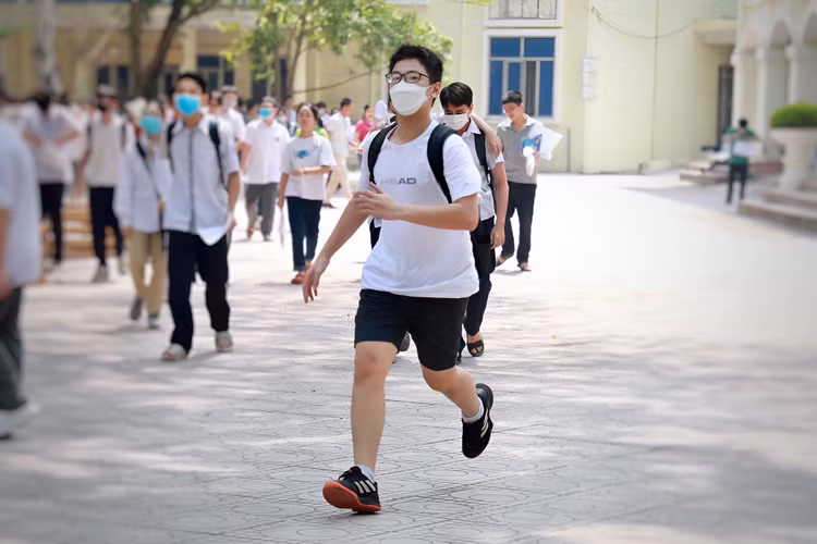 Thi sinh nghen ngao vi trung tu “Nhung ngoi sao xa xoi“-Hinh-2