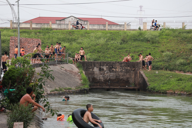 Con muong dai 10km tro thanh bai tam cho tre em Ha Noi-Hinh-10