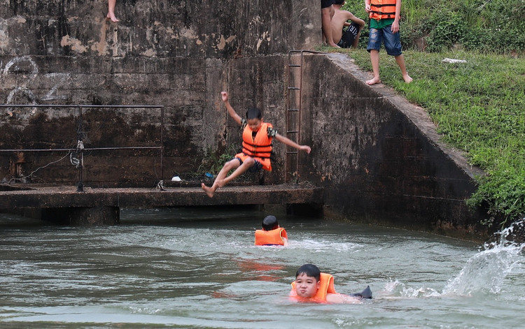 Con muong dai 10km tro thanh bai tam cho tre em Ha Noi-Hinh-4