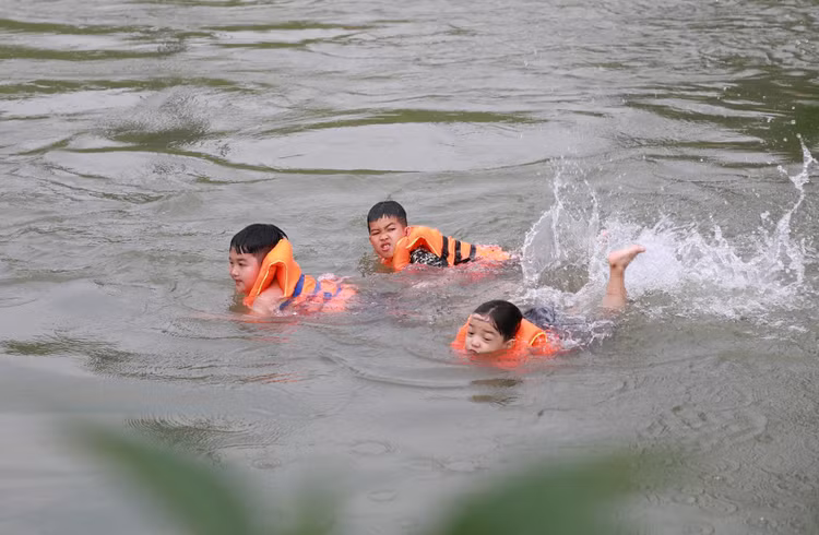 Con muong dai 10km tro thanh bai tam cho tre em Ha Noi-Hinh-6