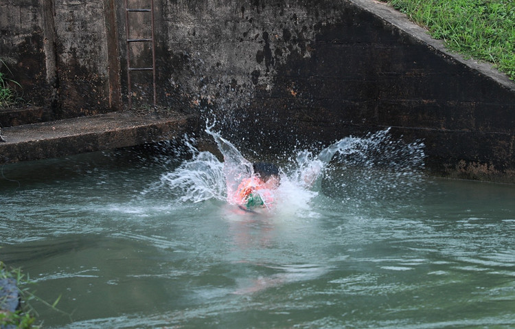 Con muong dai 10km tro thanh bai tam cho tre em Ha Noi-Hinh-5