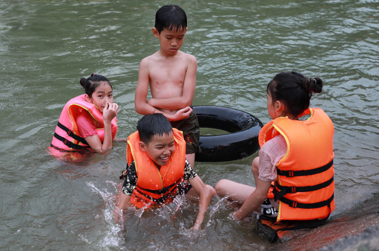 Con muong dai 10km tro thanh bai tam cho tre em Ha Noi-Hinh-3