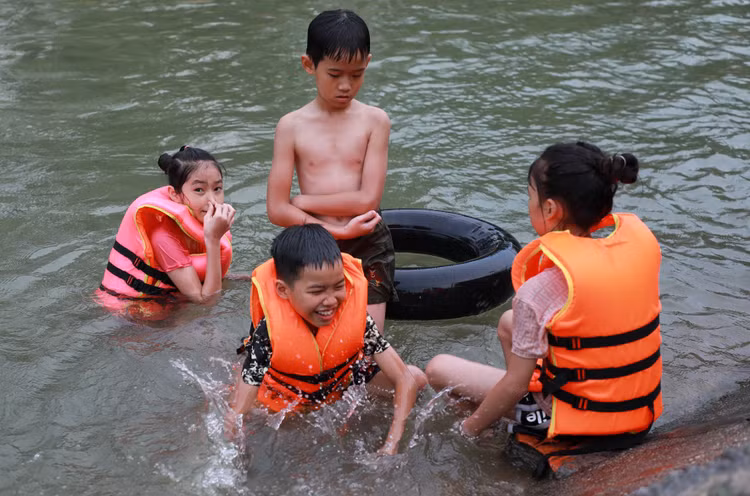 Con muong dai 10km tro thanh bai tam cho tre em Ha Noi-Hinh-3