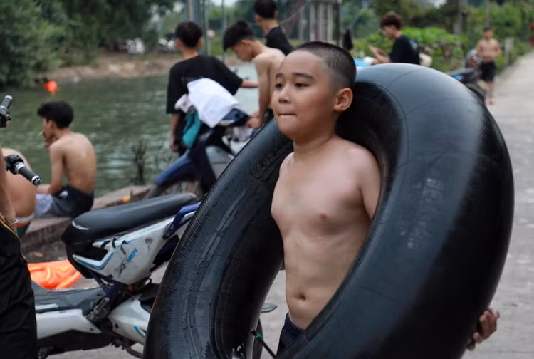 Con muong dai 10km tro thanh bai tam cho tre em Ha Noi-Hinh-9