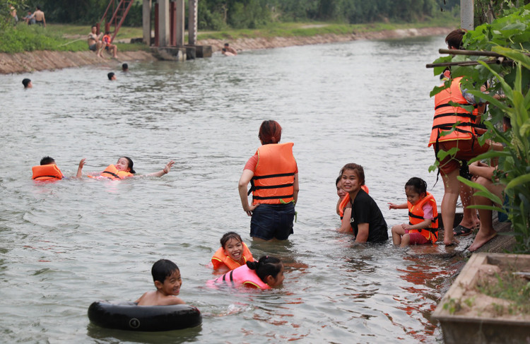 Con muong dai 10km tro thanh bai tam cho tre em Ha Noi-Hinh-2