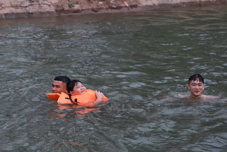 Con muong dai 10km tro thanh bai tam cho tre em Ha Noi-Hinh-8