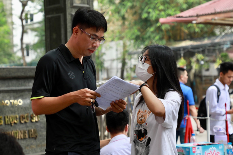 Ket thuc thi vao lop 10 Ha Noi: Phu huynh, hoc sinh vo oa cam xuc-Hinh-8