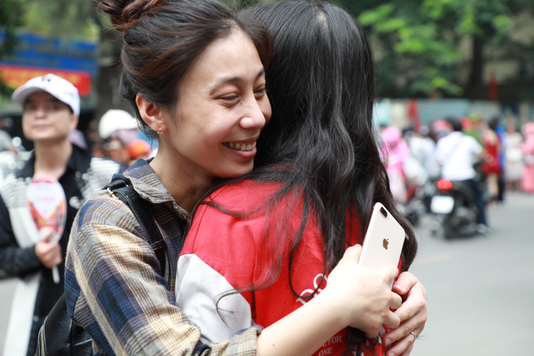 Ket thuc thi vao lop 10 Ha Noi: Phu huynh, hoc sinh vo oa cam xuc-Hinh-6