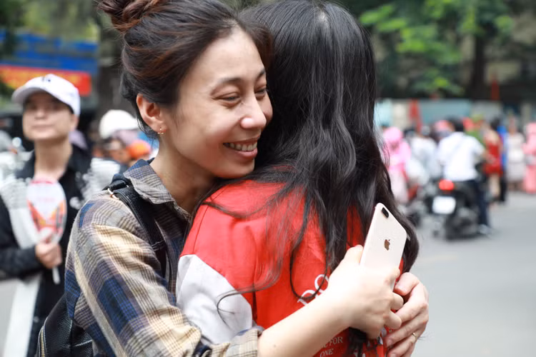 Ket thuc thi vao lop 10 Ha Noi: Phu huynh, hoc sinh vo oa cam xuc-Hinh-6