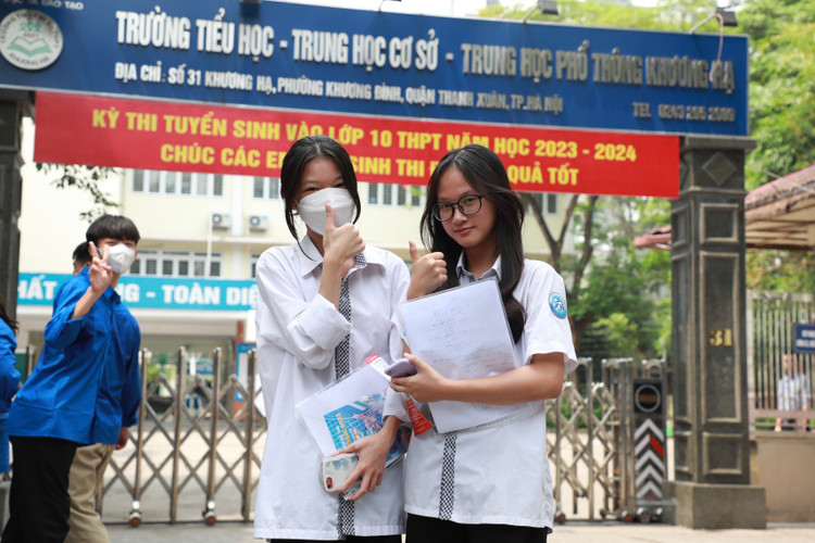 Ket thuc thi vao lop 10 Ha Noi: Phu huynh, hoc sinh vo oa cam xuc-Hinh-13