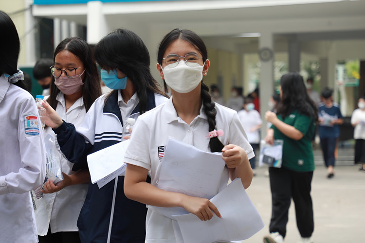 Ket thuc thi vao lop 10 Ha Noi: Phu huynh, hoc sinh vo oa cam xuc