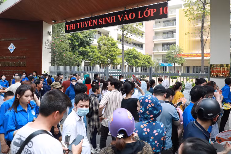 Ket thuc thi vao lop 10 Ha Noi: Phu huynh, hoc sinh vo oa cam xuc-Hinh-12