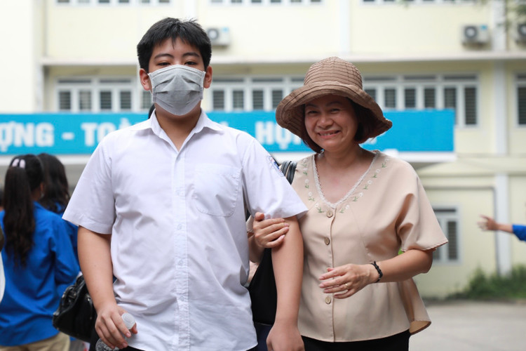 Ket thuc thi vao lop 10 Ha Noi: Phu huynh, hoc sinh vo oa cam xuc-Hinh-10