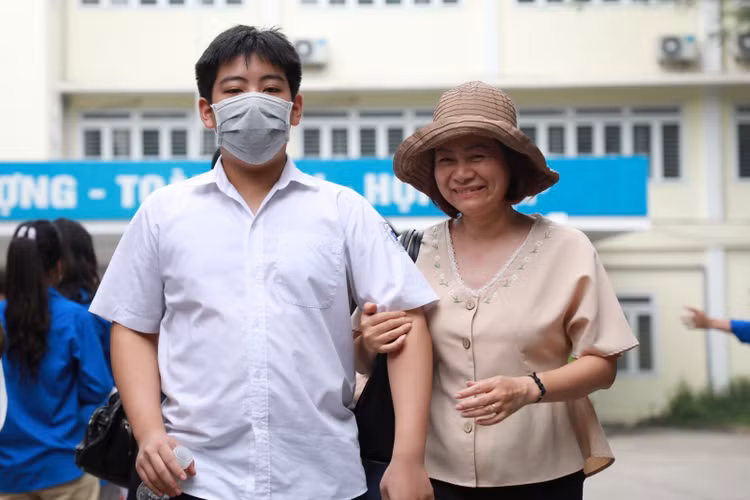 Ket thuc thi vao lop 10 Ha Noi: Phu huynh, hoc sinh vo oa cam xuc-Hinh-10