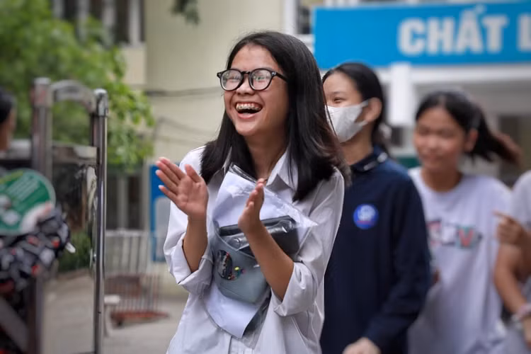 Ket thuc thi vao lop 10 Ha Noi: Phu huynh, hoc sinh vo oa cam xuc-Hinh-3