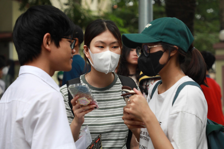 Ket thuc thi vao lop 10 Ha Noi: Phu huynh, hoc sinh vo oa cam xuc-Hinh-7