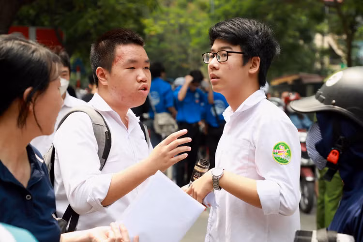 Ket thuc thi vao lop 10 Ha Noi: Phu huynh, hoc sinh vo oa cam xuc-Hinh-4