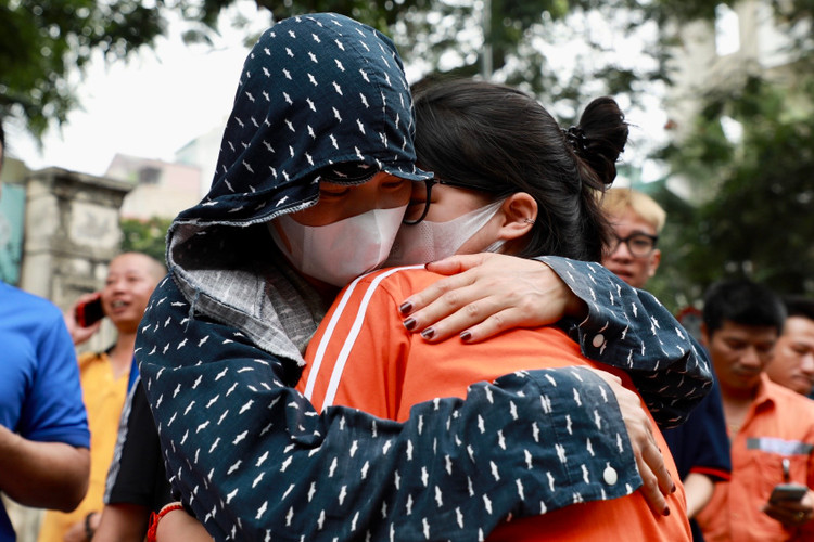 Ket thuc thi vao lop 10 Ha Noi: Phu huynh, hoc sinh vo oa cam xuc-Hinh-5