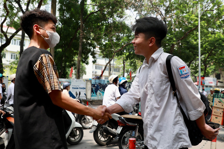 Ket thuc thi vao lop 10 Ha Noi: Phu huynh, hoc sinh vo oa cam xuc-Hinh-9