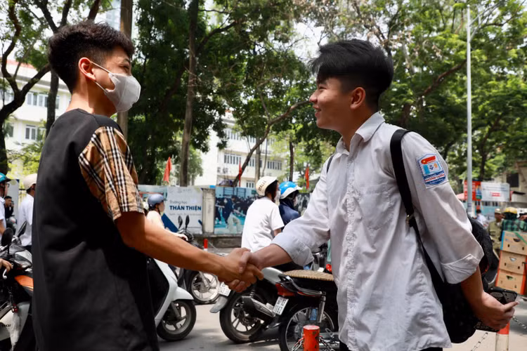 Ket thuc thi vao lop 10 Ha Noi: Phu huynh, hoc sinh vo oa cam xuc-Hinh-9