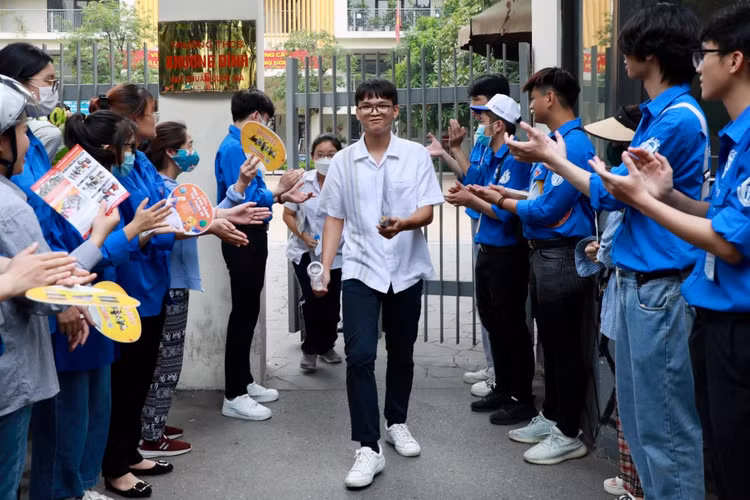 Ket thuc thi vao lop 10 Ha Noi: Phu huynh, hoc sinh vo oa cam xuc-Hinh-2