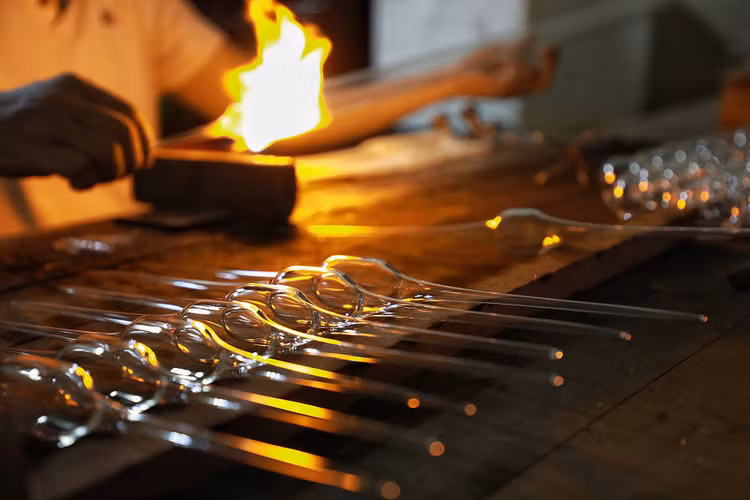 Vat va nghe thoi thuy tinh ben ngon lua do 1000 do giua ngay he-Hinh-12