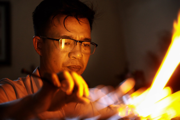 Vat va nghe thoi thuy tinh ben ngon lua do 1000 do giua ngay he-Hinh-7