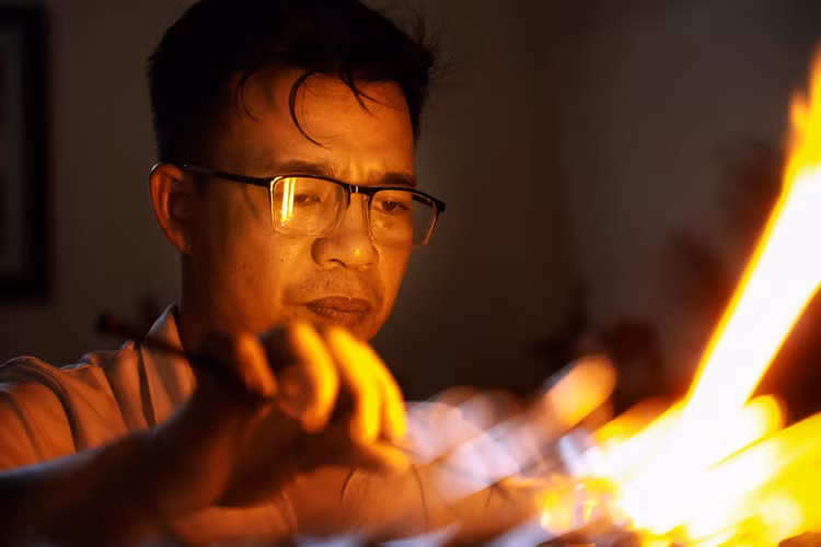 Vat va nghe thoi thuy tinh ben ngon lua do 1000 do giua ngay he-Hinh-7