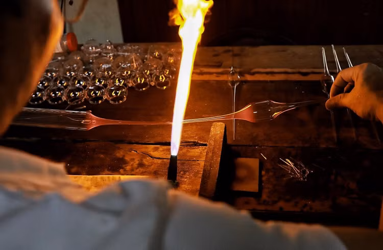 Vat va nghe thoi thuy tinh ben ngon lua do 1000 do giua ngay he-Hinh-2