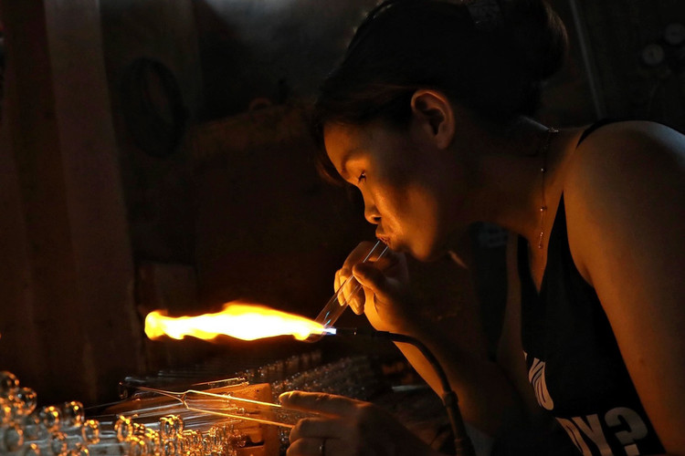 Vat va nghe thoi thuy tinh ben ngon lua do 1000 do giua ngay he-Hinh-9