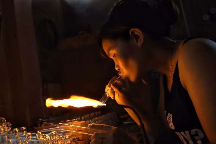 Vat va nghe thoi thuy tinh ben ngon lua do 1000 do giua ngay he-Hinh-9