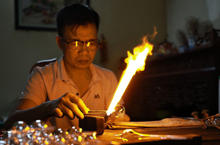 Vat va nghe thoi thuy tinh ben ngon lua do 1000 do giua ngay he