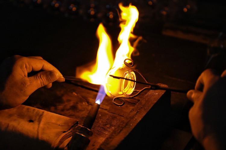 Vat va nghe thoi thuy tinh ben ngon lua do 1000 do giua ngay he-Hinh-5