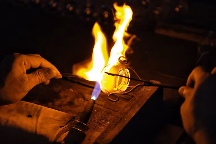 Vat va nghe thoi thuy tinh ben ngon lua do 1000 do giua ngay he-Hinh-5