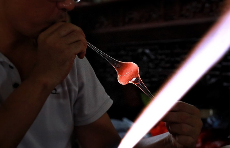 Vat va nghe thoi thuy tinh ben ngon lua do 1000 do giua ngay he-Hinh-3