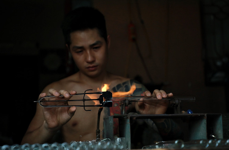 Vat va nghe thoi thuy tinh ben ngon lua do 1000 do giua ngay he-Hinh-10