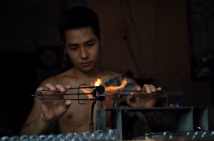 Vat va nghe thoi thuy tinh ben ngon lua do 1000 do giua ngay he-Hinh-10