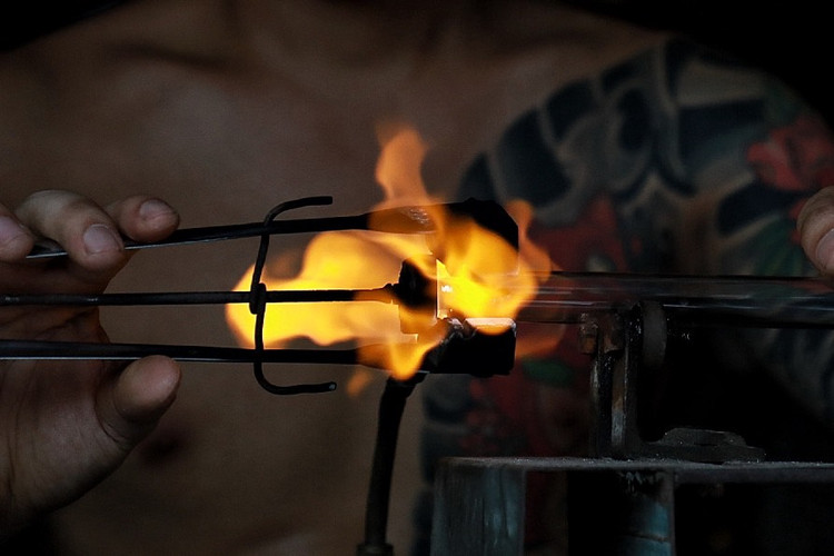 Vat va nghe thoi thuy tinh ben ngon lua do 1000 do giua ngay he-Hinh-11