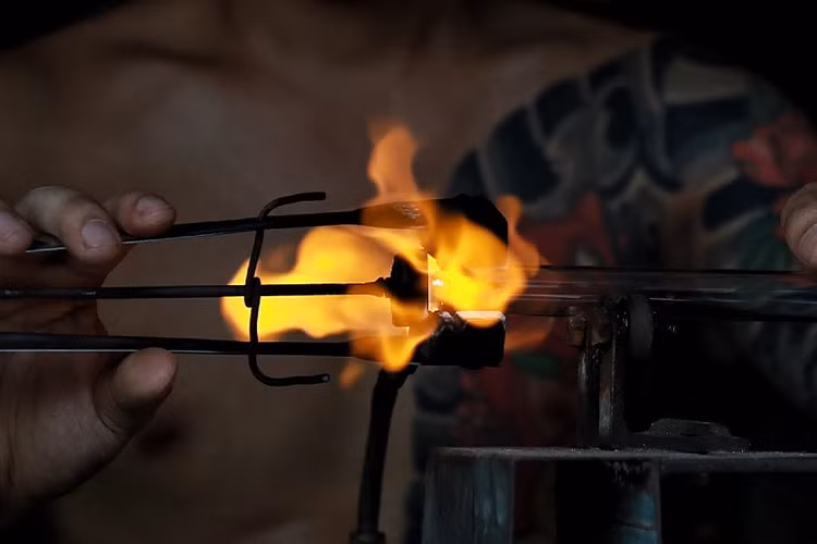 Vat va nghe thoi thuy tinh ben ngon lua do 1000 do giua ngay he-Hinh-11