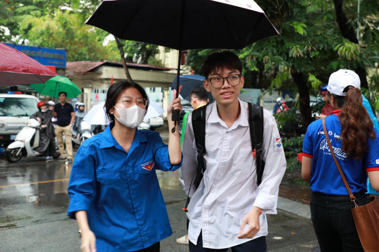 Thi sinh Ha Noi “doi mua” trong mon thi dau tien ky thi tot nghiep THPT-Hinh-6