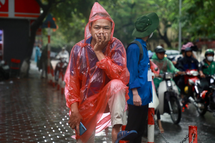 Thi sinh Ha Noi “doi mua” trong mon thi dau tien ky thi tot nghiep THPT-Hinh-10