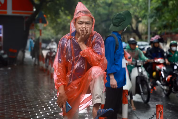 Thi sinh Ha Noi “doi mua” trong mon thi dau tien ky thi tot nghiep THPT-Hinh-10